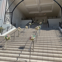 ララシャンス 迎賓館の画像｜入口前の階段