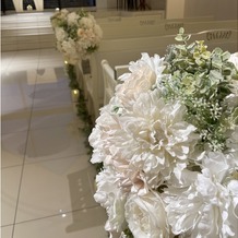 ララシャンス 迎賓館の画像｜挙式会場の椅子の飾り付け
白基調のお花で可愛い
