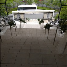 ララシャンス 迎賓館の画像｜挙式後にフラワーシャワーを浴びながらおりられる階段
