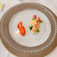 伊勢山ヒルズの画像｜軽く燻製にしたオマール海老のサラダ仕立て
オマールコンソメのジュレと旬菜のムース添え