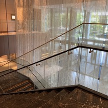 ウェスティンホテル仙台の画像｜階段で前撮り可能
