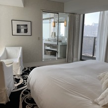 アルモニーアンブラッセ ウエディングホテルの画像｜新郎新婦が当日泊まるスイートルームです。ダブルベッドで広々と寝ることができます。