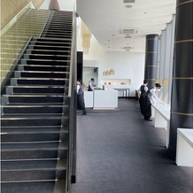 アルモニーアンブラッセ ウエディングホテルの画像｜挙式会場から繋がる階段です