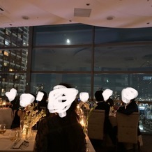 アルモニーアンブラッセ ウエディングホテルの画像｜ナイトウエディング　ライトダウン時
会場外の夜景と満月も綺麗