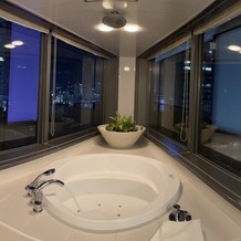 アルモニーアンブラッセ ウエディングホテルの画像｜結婚式後にはスィートルームに宿泊できます！お風呂から見える梅田の夜景は絶景です…！