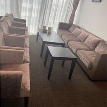 アルモニーアンブラッセ ウエディングホテルの画像｜親族待合室
ソファがあるので高齢者の方もくつろげます
