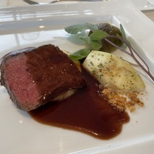 アルモニーアンブラッセ ウエディングホテルの画像｜メインのお肉料理です。柔らかくて肉の旨味があり美味しかったです。