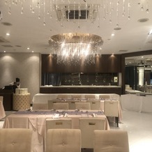 アルモニーアンブラッセ ウエディングホテルの画像｜豪華なシャンデリアとオープンキッチンが特徴です。