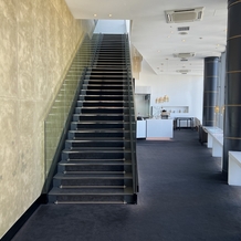 アルモニーアンブラッセ ウエディングホテルの画像｜お色直ししたあと登場する階段です。
ゲストが座ってみるのではなく、近くにきてハイタッチができます