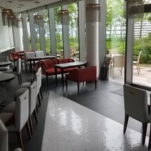 アルモニーアンブラッセ ウエディングホテルの画像｜カフェスペースも、落ち着いた空間です。