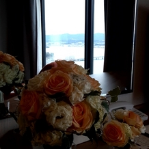 びわ湖大津プリンスホテルの画像｜新郎新婦は挙式当日/前日のどちらかを選び、無料で１泊させてもらいました。
(ブーケを飾りました)