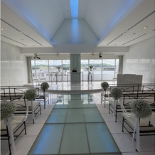 ホテル日航姫路の画像｜チャペル全体。青い光が白いチャペルを一層映えさせる。