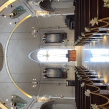 ノートルダム秋田 Notre Dame AKITAの画像｜大聖堂。
バージンロードに反射するステンドグラスが素敵。