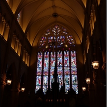 ロイヤル セント ヨークの画像｜教会のステンドグラスです。この下で結婚の誓いなどをしていました。