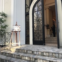 南青山ル・アンジェ教会の画像｜入口の扉がおしゃれ