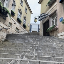 覚王山ル・アンジェ教会の画像｜式が終わっても毎年この階段で記念撮影をされる方も見えるそうです。
