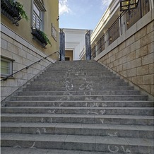 覚王山ル・アンジェ教会の画像｜大階段を上がっていくと、階段のツタの模様が端からだんだん近づいていってとてもロマンチックです。