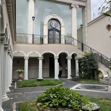北山ル・アンジェ教会の画像｜中庭と教会