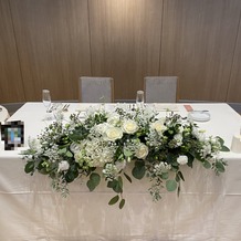 北山ル・アンジェ教会の画像｜披露宴会場でのメインテーブルです。1番安くて盛れる装花をオーダーしました。