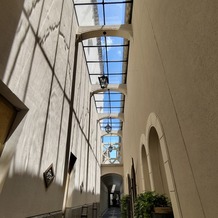 北山ル・アンジェ教会の画像｜回廊、ガラス張りの屋根付き