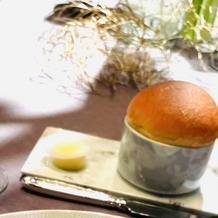 パレスホテル東京（PALACE HOTEL TOKYO）の画像｜器に入って提供された珍しいパン
ふわふわで美味しかったです！
