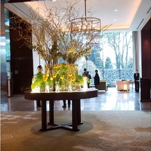 パレスホテル東京（PALACE HOTEL TOKYO）の画像｜お馴染みエントランスのお花は二週間ごとにかわるそう。広すぎず緊張しない。