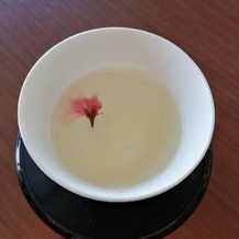 パレスホテル東京（PALACE HOTEL TOKYO）の画像｜ウェルカムドリンク(桜風味のお茶、塩味が濃かったので塩分に注意)