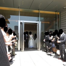 パレスホテル東京（PALACE HOTEL TOKYO）の画像｜ここで挙式後にフラワーシャワーを行いました。挙式会場のすぐそばにあるところです。