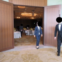 パレスホテル東京（PALACE HOTEL TOKYO）の画像｜披露宴会場の入り口。ここからゲストが入り、また新郎新婦の入場の扉でもあります。