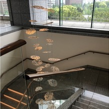 パレスホテル東京（ＰＡＬＡＣＥ　ＨＯＴＥＬ　ＴＯＫＹＯ）の画像｜挙式会場から披露宴会場へつながる階段
縦の導線があることで、雰囲気が変わり気持ちも新たになります