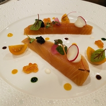 パレスホテル東京（PALACE HOTEL TOKYO）の画像｜サーモンのマリネ！スモークサーモンとサーモンで味わいも異なり、ソースやキャビアと一緒目で楽しめます。