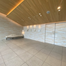 パレスホテル東京（PALACE HOTEL TOKYO）の画像｜挙式会場後のホワイエでは、あいにくの天気の時はフラワーシャワーをすることも！写真撮影もできる良き場所
