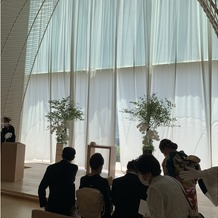 パレスホテル東京（PALACE HOTEL TOKYO）の画像｜白を基調としたチャペル(カーテンは閉められた状態)