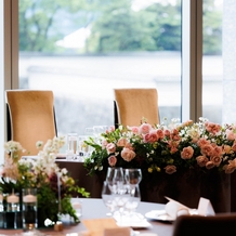 パレスホテル東京（PALACE HOTEL TOKYO）の画像｜半円のテーブルにしました。お花もとっても可愛いです。