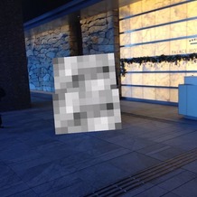 パレスホテル東京（PALACE HOTEL TOKYO）の画像｜玄関横の石の壁はとってもおしゃれで写真映え