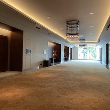 パレスホテル東京（PALACE HOTEL TOKYO）の画像｜披露宴会場の外の廊下
天井が高くとても広々とした空間で魅力的でした