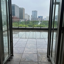 パレスホテル東京（PALACE HOTEL TOKYO）の画像｜テラスの写真。雨が降っていたが、それでも気にならないほど綺麗だった。