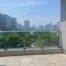 パレスホテル東京（PALACE HOTEL TOKYO）の画像｜挙式後、フラワーシャワーの会場