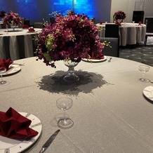 ベルヴィ武蔵野の画像｜グレーのテーブルに装花