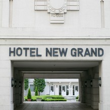ホテルニューグランドの画像｜ホテルの中庭に続く裏門です