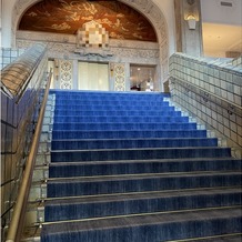 ホテルニューグランドの画像｜憧れの大階段。結婚式に限らず写真を撮っている方が多く、人のいない隙に写真を撮るのは大変でした。