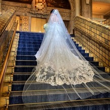 ホテルニューグランドの画像｜有名な大階段で撮りました。この階段でドレスが映えるようトレーンやベールを意識して衣装を選びました。