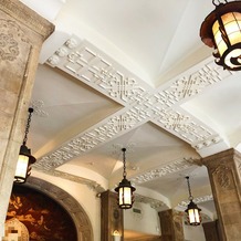 ホテルニューグランドの画像｜大階段上の天井の彫刻