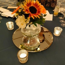 ホテルニューグランドの画像｜ゲストの視界を遮らない高さの装花をお願いしました。寂しくならないよう、ミラーやキャンドルも使用。
