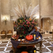ホテルニューグランドの画像｜ロビーに季節感あふれるお花が飾られるのも、会場を訪れる楽しみの一つです