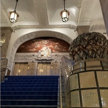 ホテルニューグランドの画像｜ブルーのクラシカルで素敵な階段で
写真撮影をしていただきました。