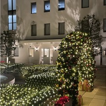 ホテルニューグランドの画像｜クリスマスデコレーションでオシャレな中庭
