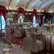ホテルニューグランドの画像｜レインボーボールルーム。これから結婚式が行われるかのようにセッティングされていました。