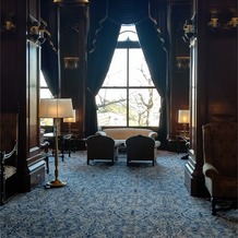 ホテルニューグランドの画像｜本館2階のロビー。窓からは山下公園が見えました。