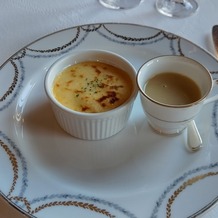 ホテルニューグランドの画像｜左:シーフードドリア、右:野菜のポタージ。シーフードドリアはホテル内のカフェでも食べることができます